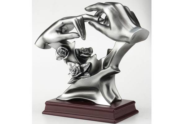 Love Couple Ring Statue