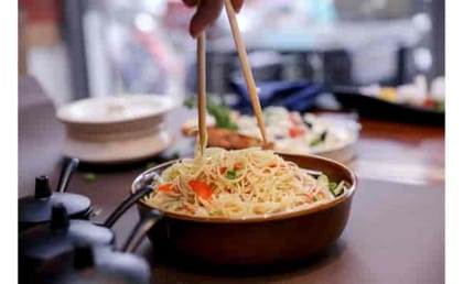 Hakka noodles (750 ml)