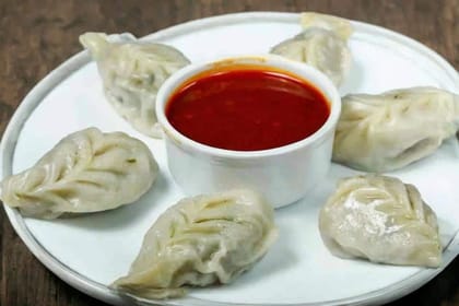 Chicken Momos (Gravy) With Coke 200ml