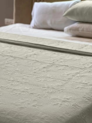 Sensation Quilted Bedcover cum AC comforter Set with 2 Pillow Covers.(Cream)