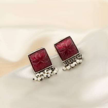 Pearly Sanna Stud Earrings-Red
