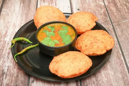 5 Ajwain Poori With Aloo Sabji [1 Plate]