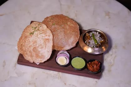 Karol Bagh Wale Chole Bhature [2 Bhature]