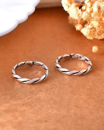 Twisted small silver toe ring