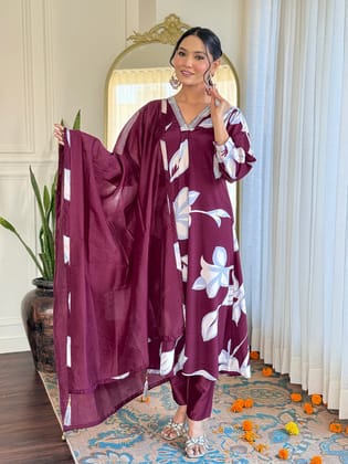 Floral Embroidered Sequinned Franch Crepe Straight Kurta With Trouser And Dupatta-S