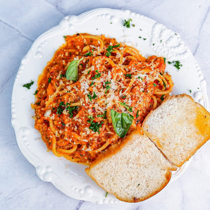 Spaghetti Red Sauce Pasta With Garlic Bread