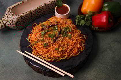 Veg chill garlic noodle