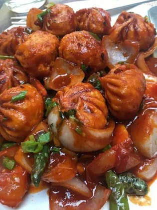 Chicken Gravy Aata Momos [8 Pieces]