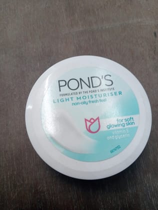 Pond's Light moisturiser Non-oily fresh feel For soft Glowing skin 