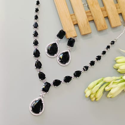 kiara emerald  ad Neckpiece-Black