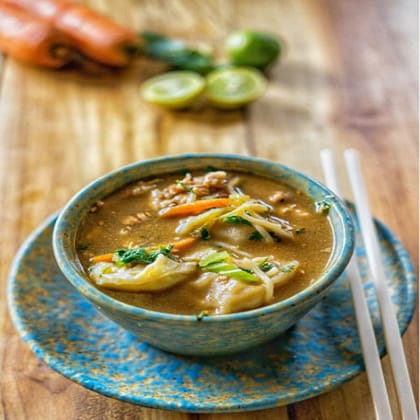 Chicken thukpa meal in a soup with dimsums [2pcs]