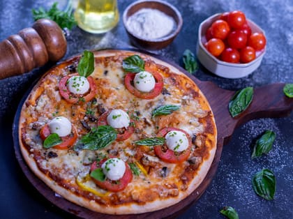 Caprese pizza