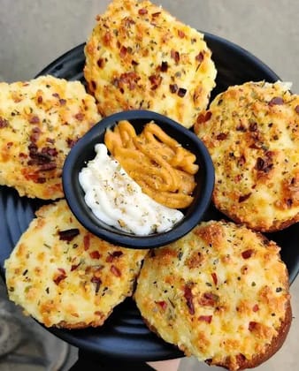 Melting Cheese Schezwan Garlic Bread