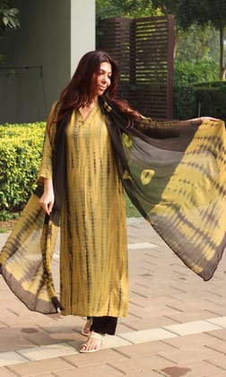 Muslin Silk Tie & Dye Suit with Shantoon Bottom & Chiffon Printed Dupatta-XXS
