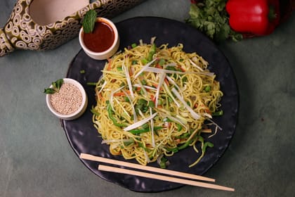Veg hakka noodles