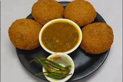 4 Bedmi Poori With Aloo Sabji [1 Plate]
