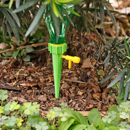Plant Watering Spikes self Watering Spikes Water dripper for Plants, Adjustable Plant Watering Devices with Slow Release Control Valve Switch-1 Pc