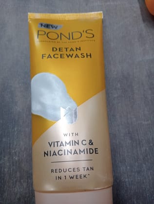 Pond's Detan Facewash Vitamin c & Niacinamide 