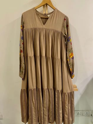 Three tier dress with printed sleeve | Rescue-S / 19583