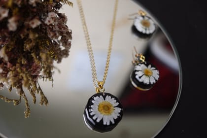 Daisy dreams on your hand-Necklace