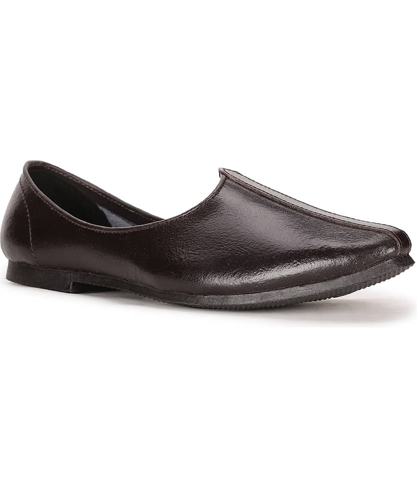 Bata Brown Men's Mojaris
