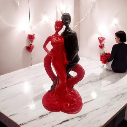 AMS Romantic Couple with Heart Statue � Red & Black Figurine | Elegant Home Decor & Gift for Girlfriend, Boyfriend,| Proposal, Wedding, Anniversary & Valentine�s Day Showpiece � 12 cm