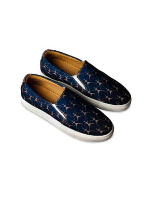 Women Printed Lightweight Canvas Slip-On Sneakers