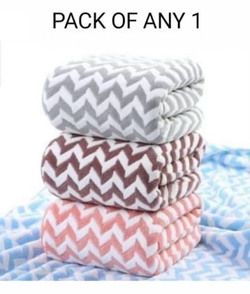 Mk weaves Pack of 1 Microfibre 500 -GSM Bath Towel ( Multicolor )