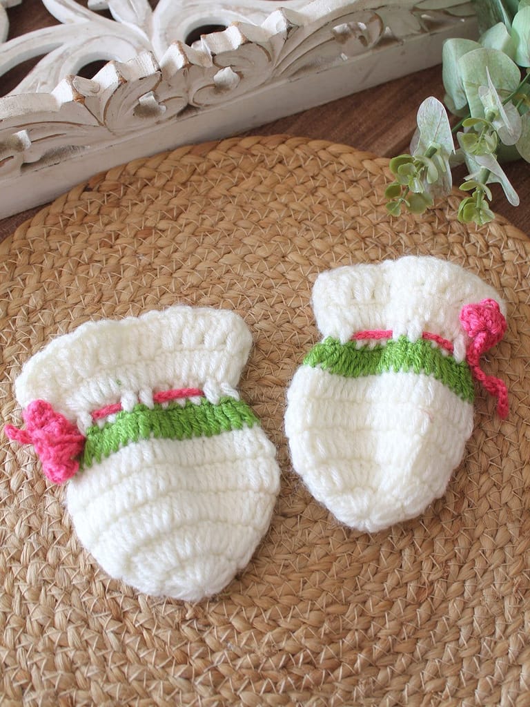 Soft Cotton Newborn Baby Mittens (0–3 Months) – Anti-Scratch Gloves