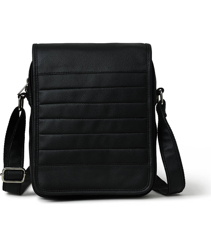 MATRICE - Black Solid Messenger Bag