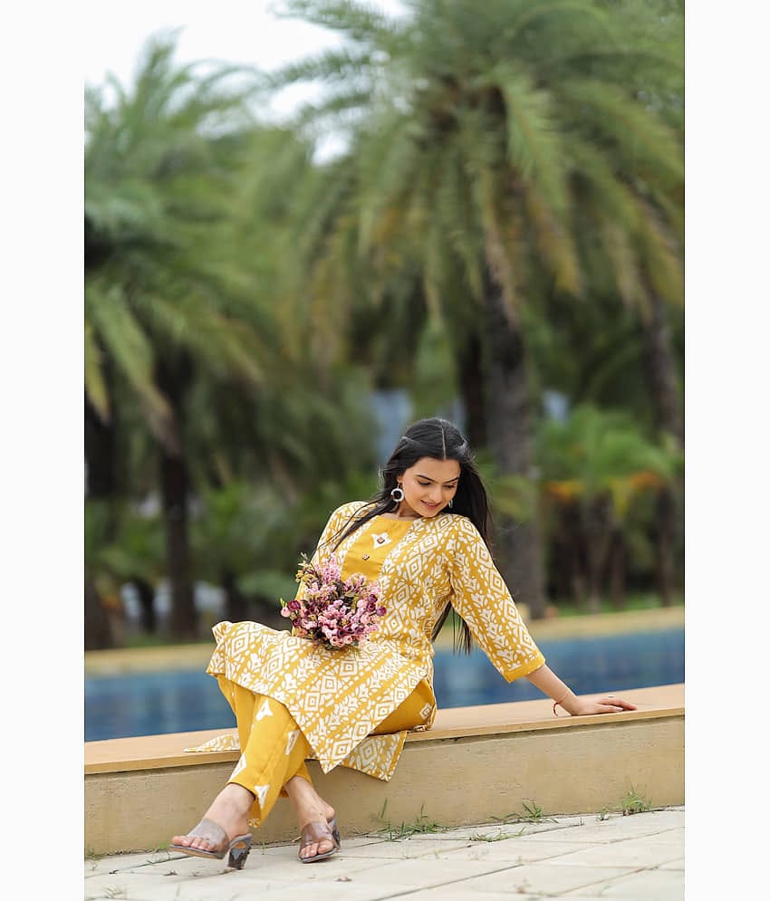 Women Basket Women Cotton Printed Straight Kurti With Pants ( Yellow )