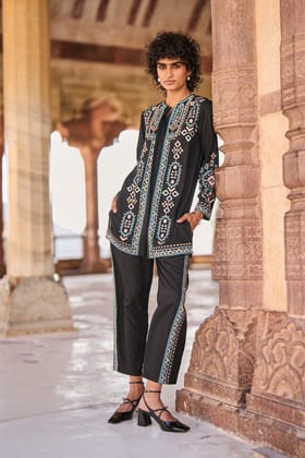 SIDE EMBROIDERED PANT-XS / Black
