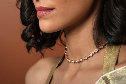 DEVIKA SMALL UNEVEN POLKI SINGLE LINE NECKLACE WITH EARRINGS