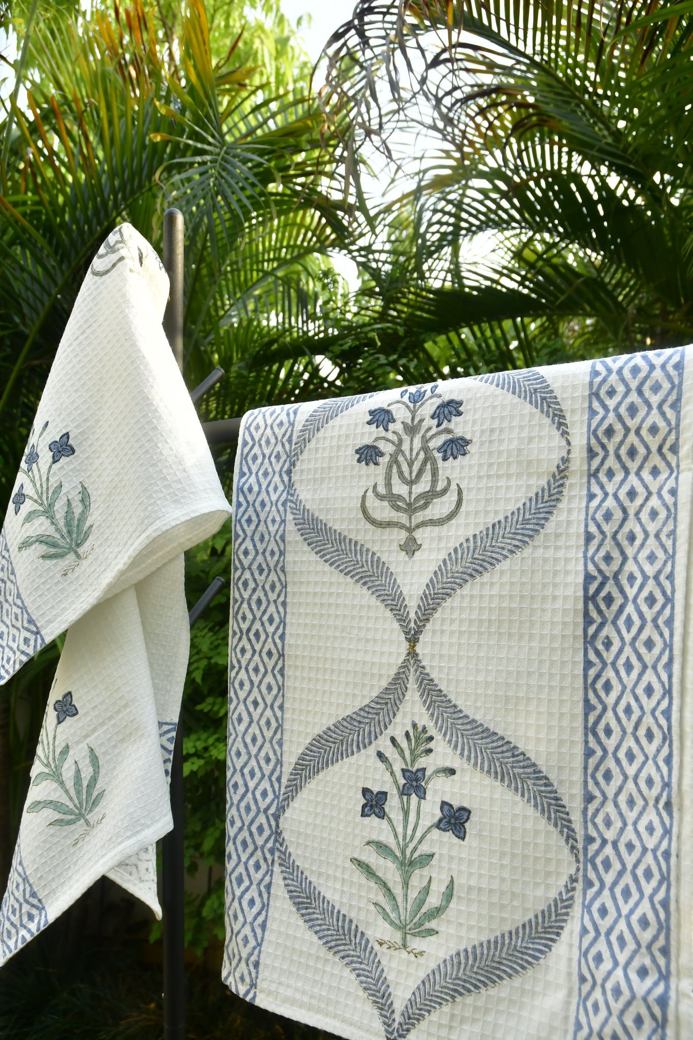Blue Lily Jaal Bath Towel: Soft, absorbent cotton