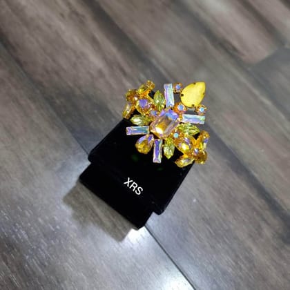 ZEVAR I Gold Base Sana Unique Handcuffs