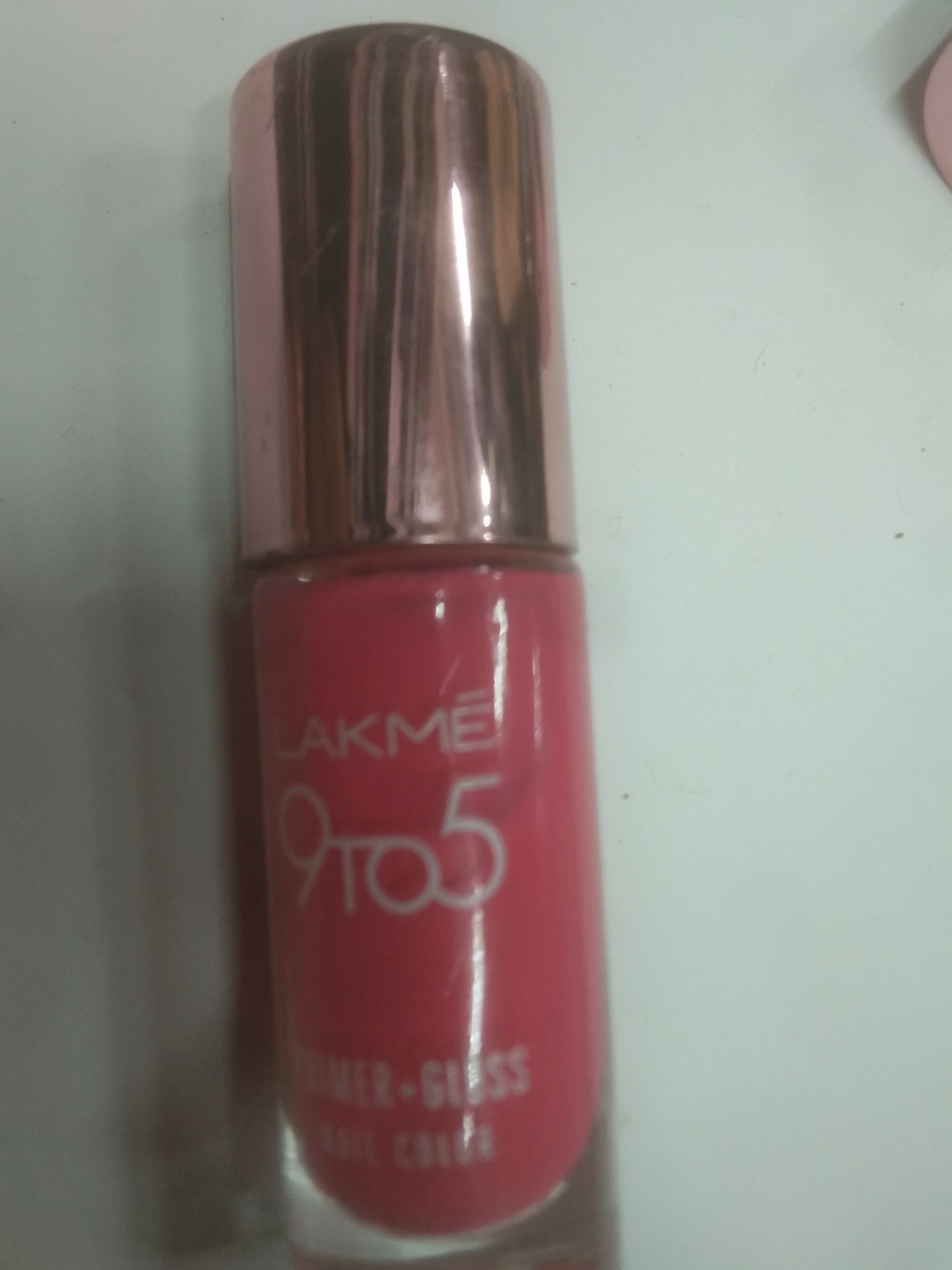 Lakmé Primer gloss Nail color 9 to 5 park flash
