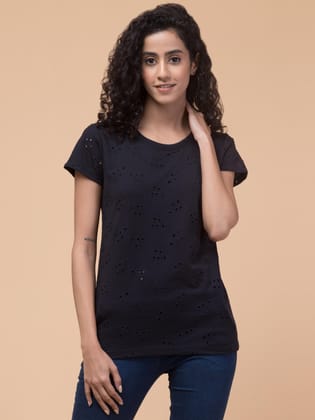 Hive91  Black T-Shirt with Delicate Floral Embroidery: Blooming Beauty XXL