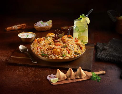 Subz-Dum Mughal Biryani + 3 Mini Samosas + Lemonade + Raita