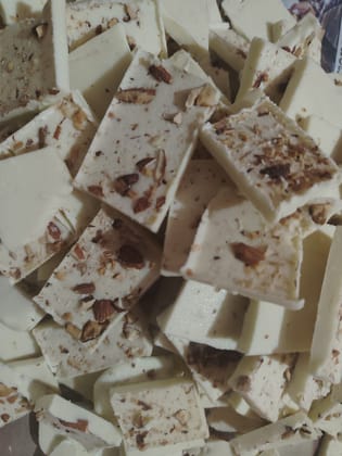White chocolate with Almond
