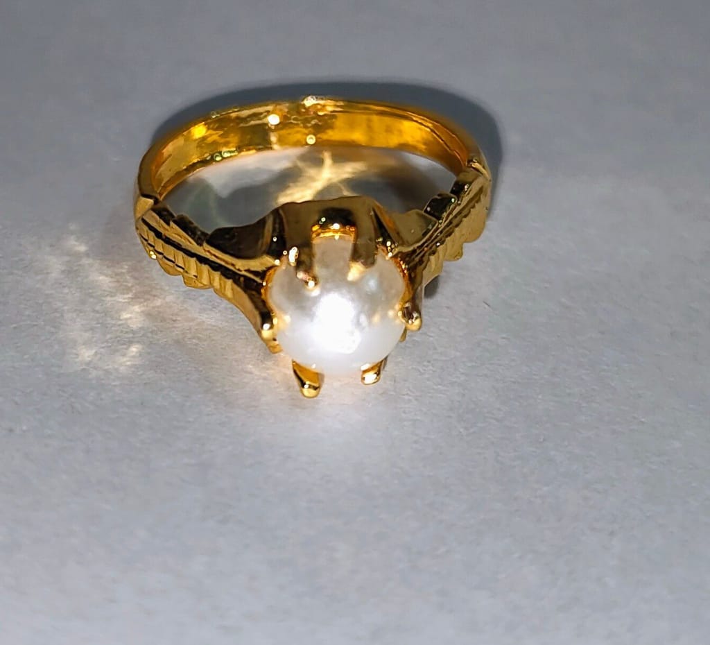 "Stunning Pearl and Gold Ring for Women"