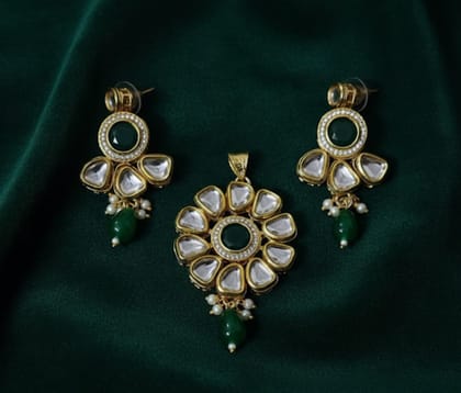Kundan pendant set Kundan pendant set