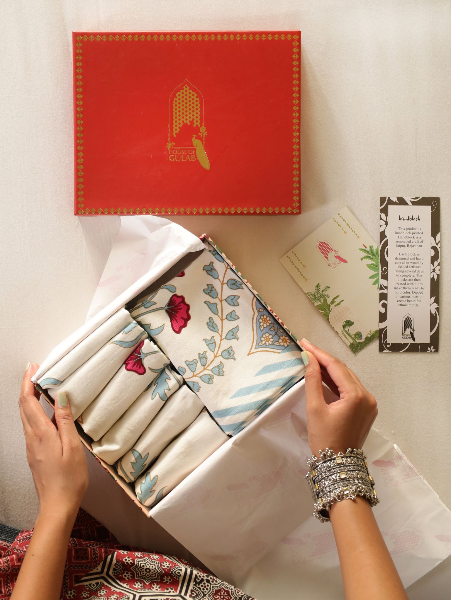 Gift Box with Handblock Printed Canvas Cotton Table Runner & Set Of 6 Mats-Cotton / Handblock / 6 Seater