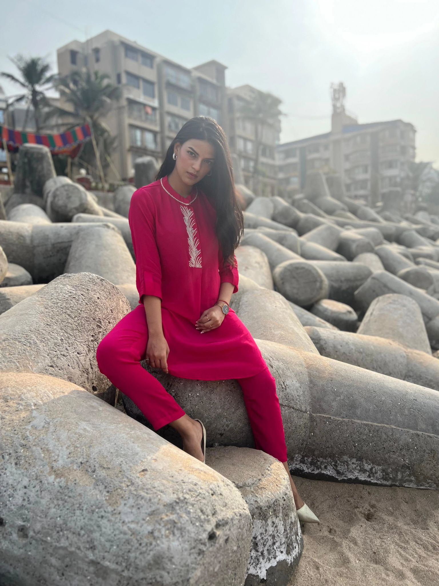 Pink crepe kurta pant set with hand embroidery-M