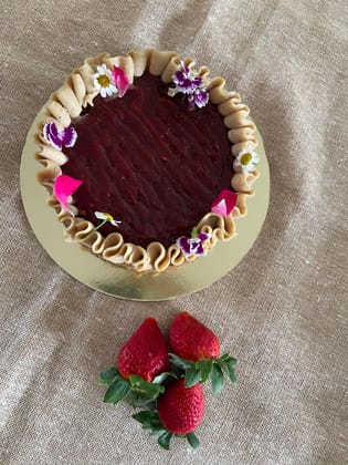 Fresh Strawberries and pistachios Cake 500gm