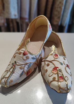 Floral multi thread embroidered mojari jutti-Multicolor