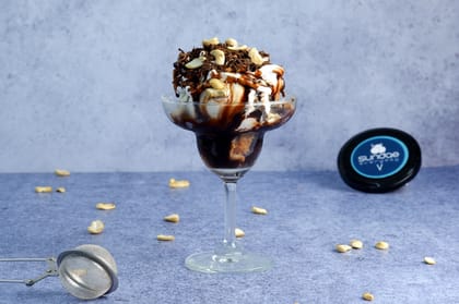 Chocolate fudge sundae medium