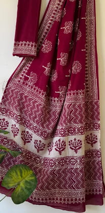 Hand block printed cotton mul saree with blouse.....Size 6.5 with blouseNatural dye n colourPure cotton (92*80)Pure hand ( without skrin chemical)..