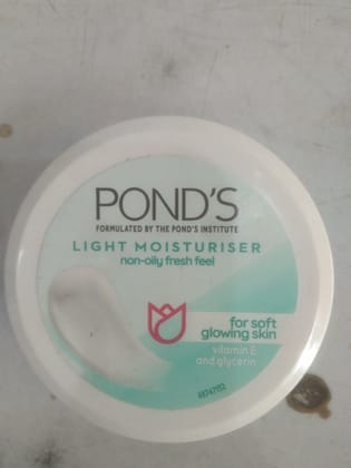 Pond's Light moisturiser Non-oily fresh feel For soft Glowing skin Vitamin e And glycerin 