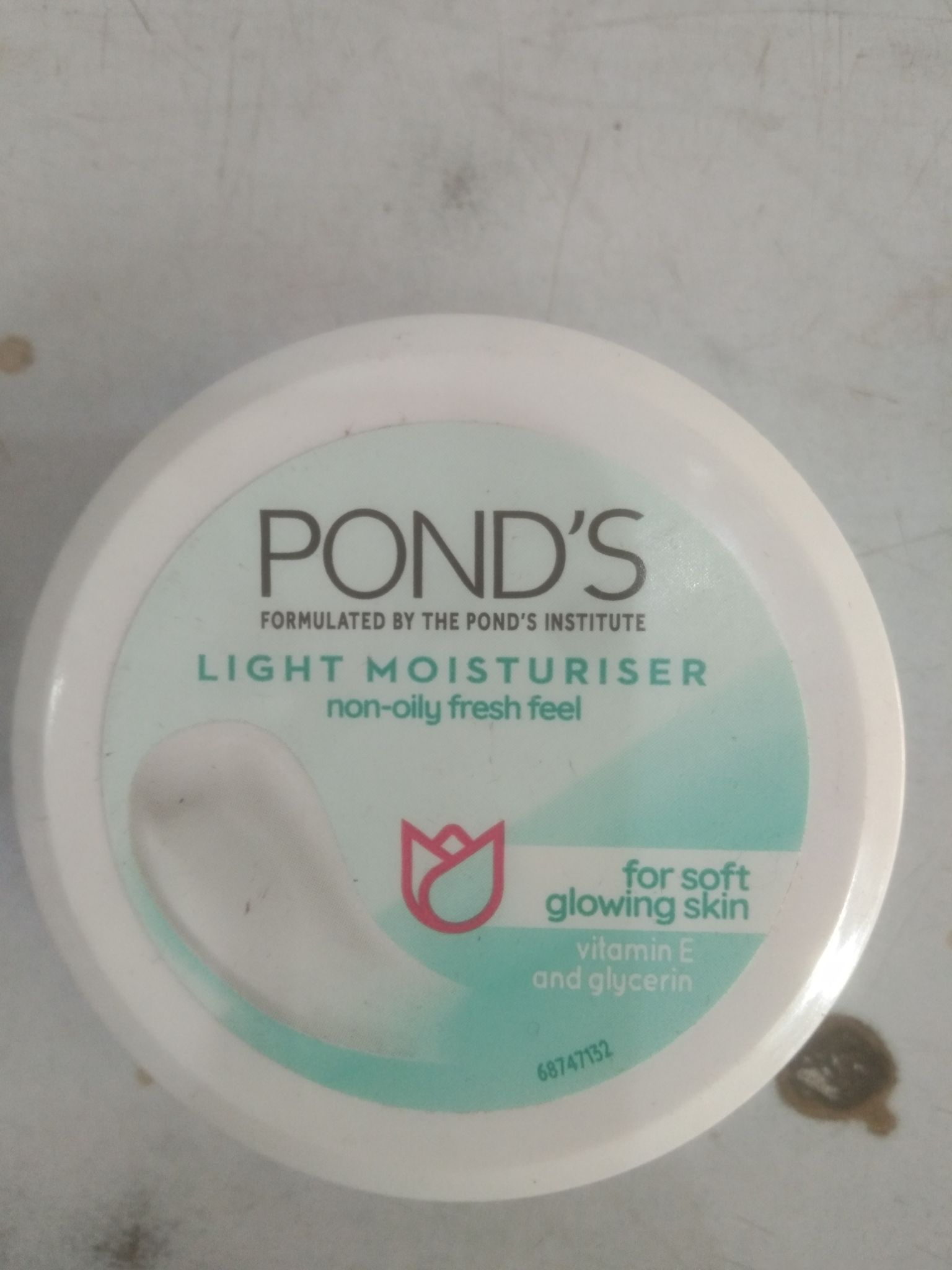 Pond's Light moisturiser Non-oily fresh feel For soft Glowing skin Vitamin e And glycerin 