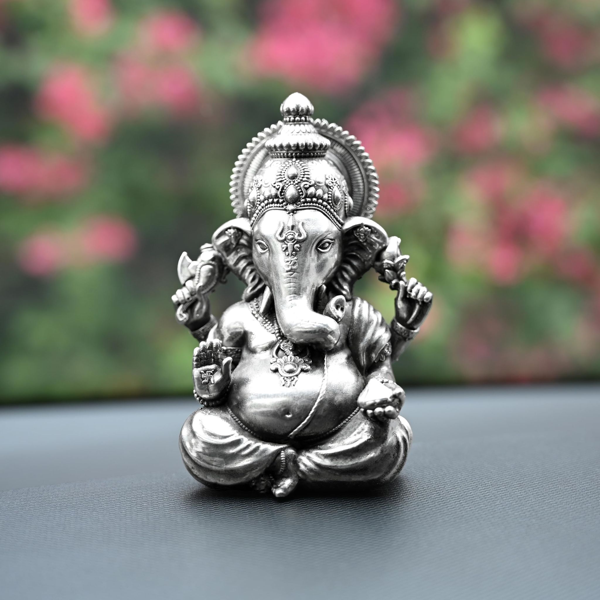 Artarium 999 Silver Plate Vighnaharta Ganesha Idol Ganpati murti Handcrafted Ganesha Vinayak Ganesha Figure for Car Dashboard Home Decor Ganesh Statue for Gift Office Desk Puja Room Pack of 1